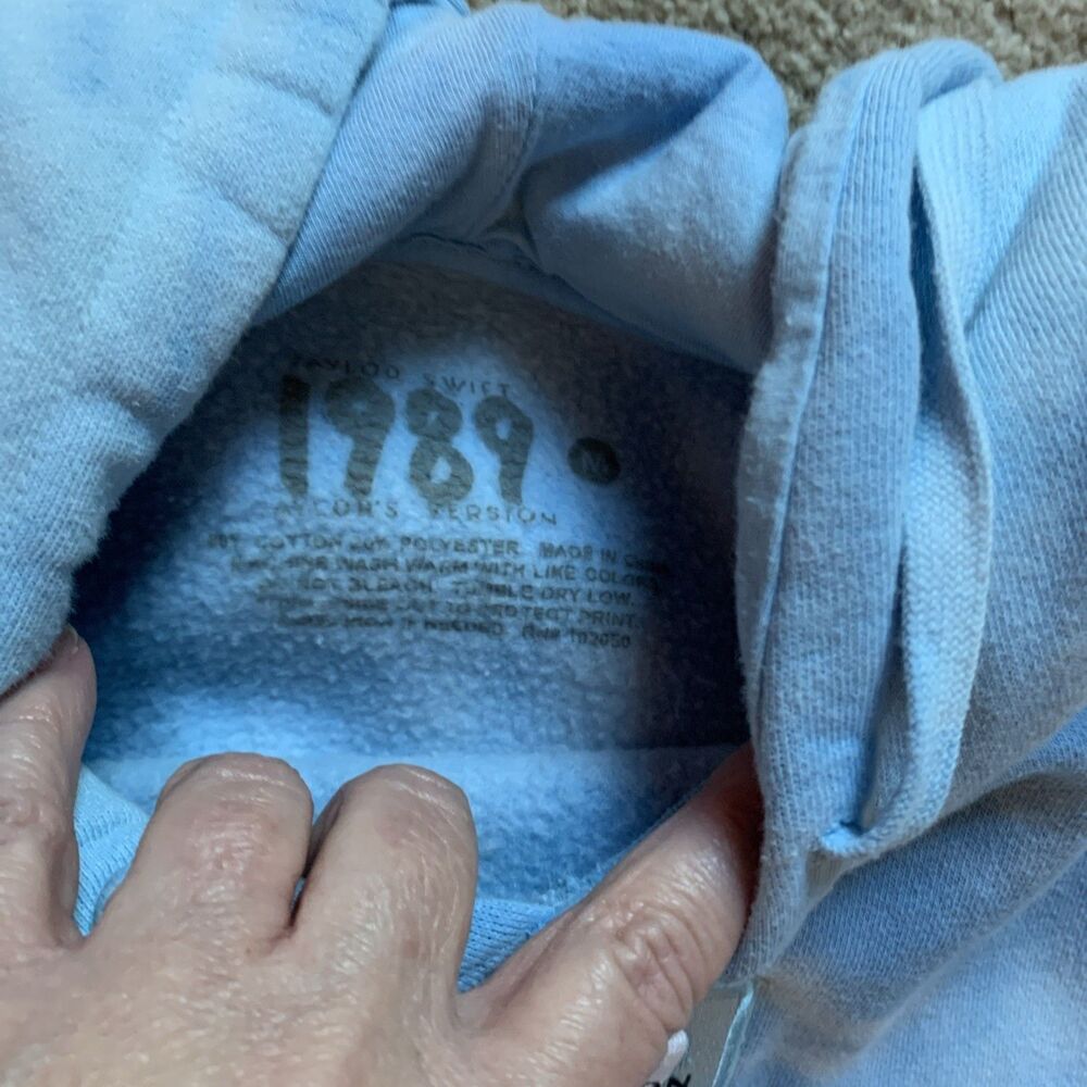 Taylor Swift 1989 Taylor’s Version Tie Dye Clouds Blue Hoodie Sweatshirt Small - Picture 3 of 3